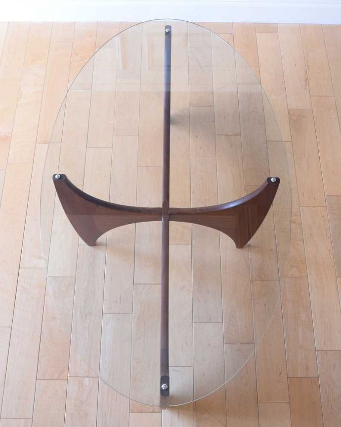 G-PLAN(Gプラン)　アンティーク家具　北欧デザインのヴィンテージ家具、ガラストップのお洒落なコーヒーテーブル（G-PLAN）。上から見るとこんな感じテーブルの上にものを置く度に、天板のガラス越しに美しい脚のデザインが目に飛び込んできます。(k-2627-f)