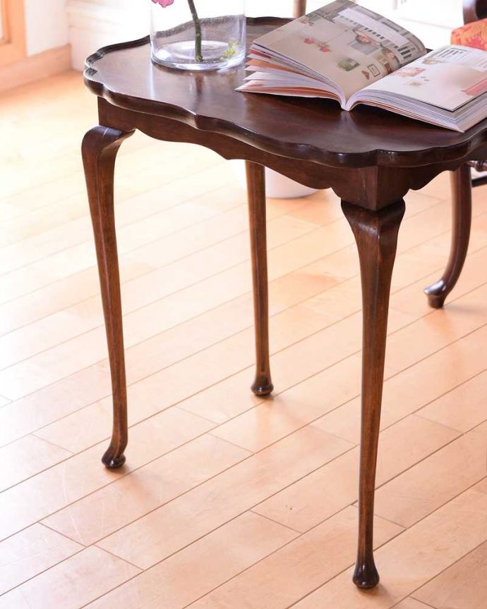 アンティークのテーブル　アンティーク家具　英国のアンティーク家具、３台セットの美しい天板のネストテーブル。一緒でも、バラバラでも使い方は自由自在のアンティーク。(k-2628-f)