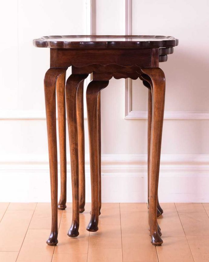 アンティークのテーブル　アンティーク家具　英国のアンティーク家具、３台セットの美しい天板のネストテーブル。横から見てみると･･･お揃いの脚が3つがキレイに重なって、とっても美しい横顔。(k-2628-f)