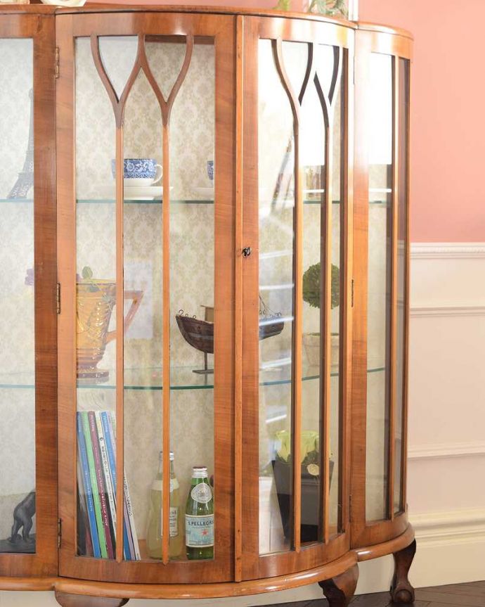 アンティークのキャビネット　アンティーク家具　英国のアンティーク家具、明るい色のガラスキャビネット（飾り棚） 。ガラス越しに見るお気に入りの美しさ…光をたっぷり取り入れてくれるガラス扉と棚板。(k-2629-f)