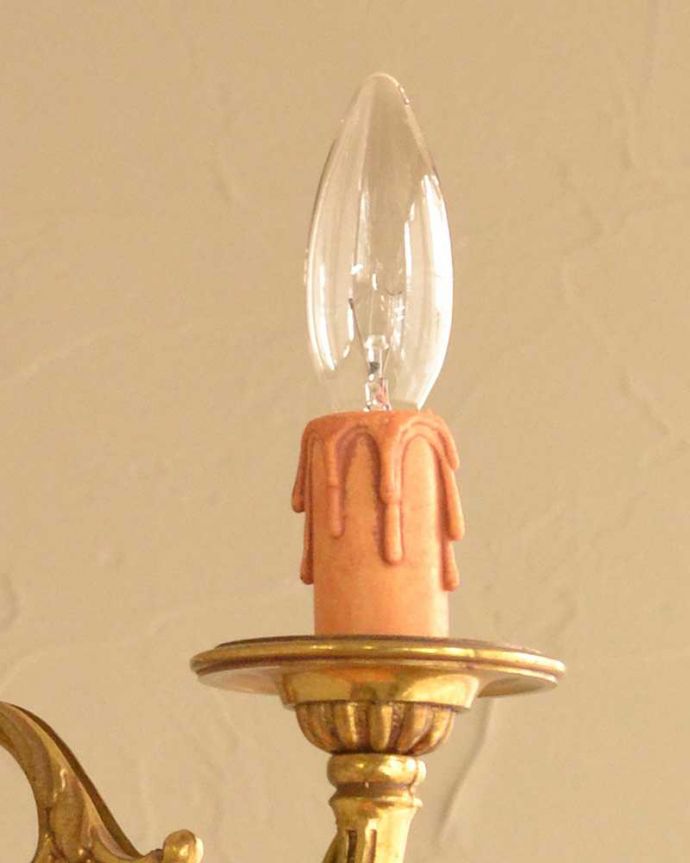 シャンデリア　照明・ライティング　イギリスの真鍮製のアンティークシャンデリア(3灯)（Ｅ17シャンデリア球付） 。LEDも使えます口金は100Wまで対応可能ですが、蝋管付きなので白熱球は40W以下がオススメです。(k-2629-z)