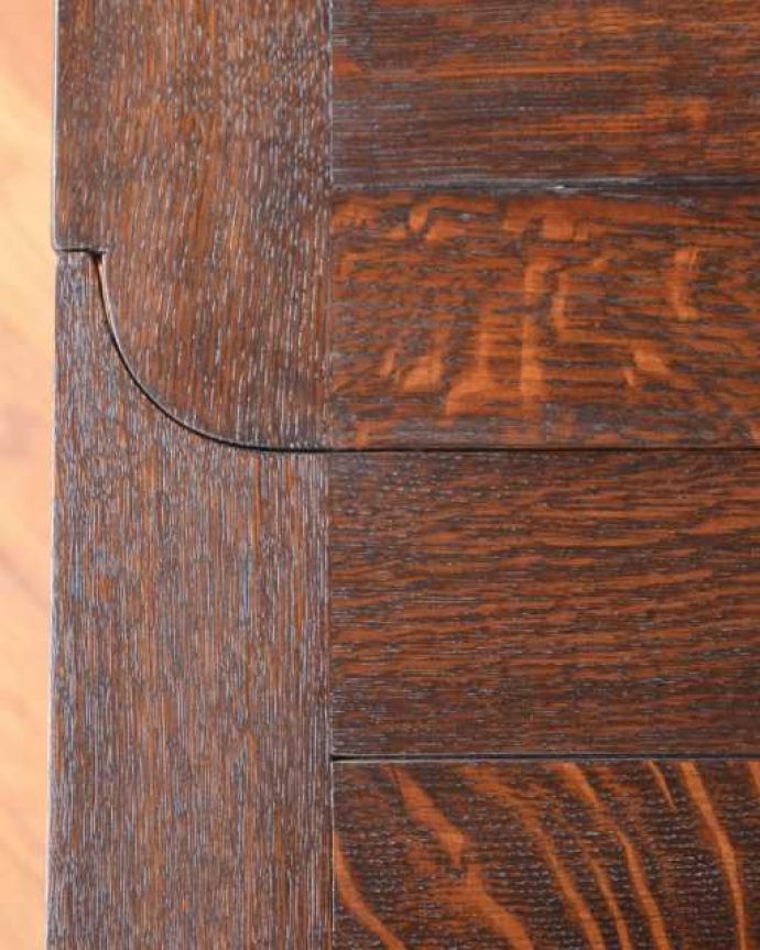 アンティークのテーブル　アンティーク家具　アンティーク英国家具、重厚な脚の装飾が美しい伸長式のドローリーフテーブル。近づいて見てみると、天板はこんな感じです。(k-2630-f)