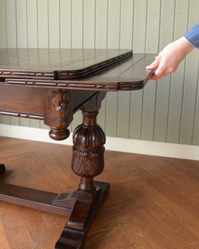 アンティークのテーブル　アンティーク家具　アンティーク英国家具、重厚な脚の装飾が美しい伸長式のドローリーフテーブル。誰でもカンタン！引っ張るだけでOK。(k-2630-f)