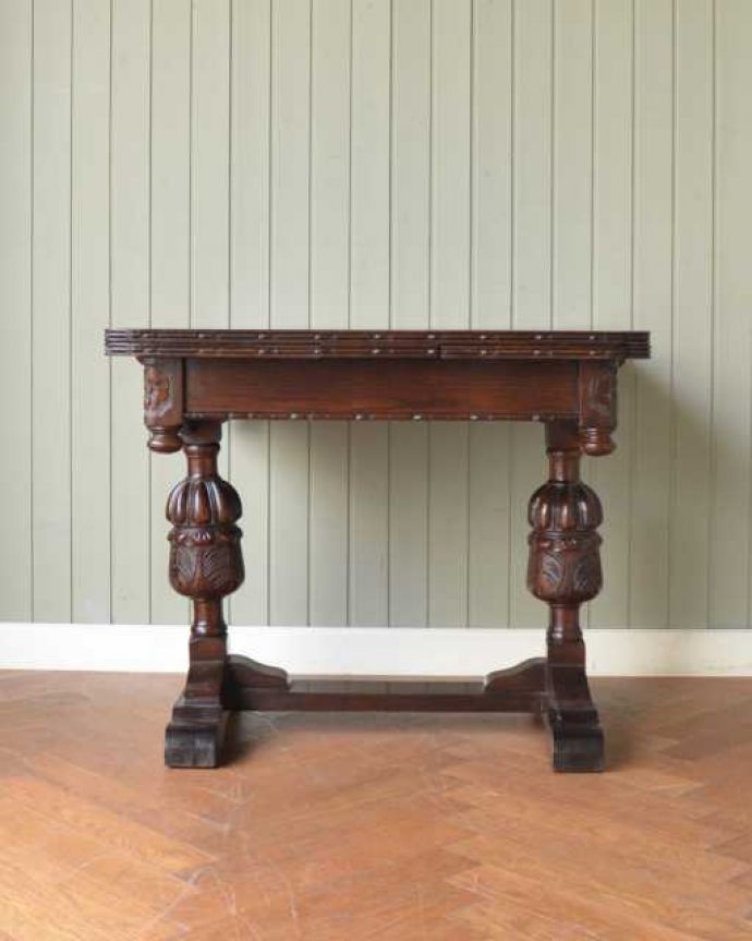 アンティークのテーブル　アンティーク家具　アンティーク英国家具、重厚な脚の装飾が美しい伸長式のドローリーフテーブル。横から見るとこんな感じ真横から見てみるとこんな感じ。(k-2630-f)