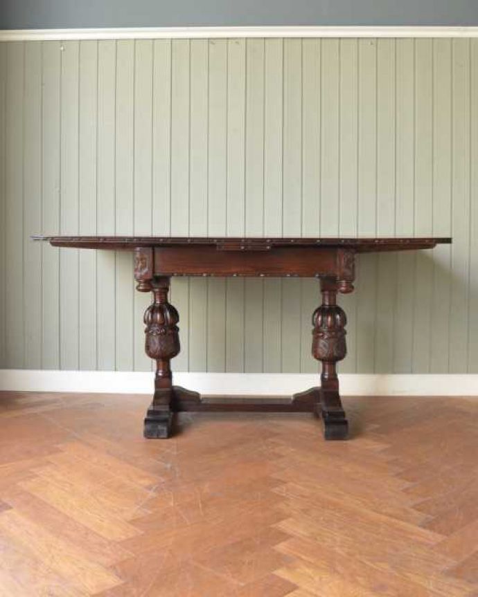 アンティークのテーブル　アンティーク家具　アンティーク英国家具、重厚な脚の装飾が美しい伸長式のドローリーフテーブル。両方開くと大きなサイズ！家族が増えた時やみんなが集まった時、両方のリーフを開けば大きなサイズに。(k-2630-f)