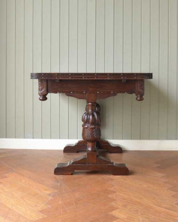 アンティークのテーブル　アンティーク家具　アンティーク英国家具、重厚な脚の装飾が美しい伸長式のドローリーフテーブル。こちら側から見てみると･･･アンティークは新品ではないので経年変化によるキズはありますが、専門の職人がしっかり修復しました。(k-2630-f)