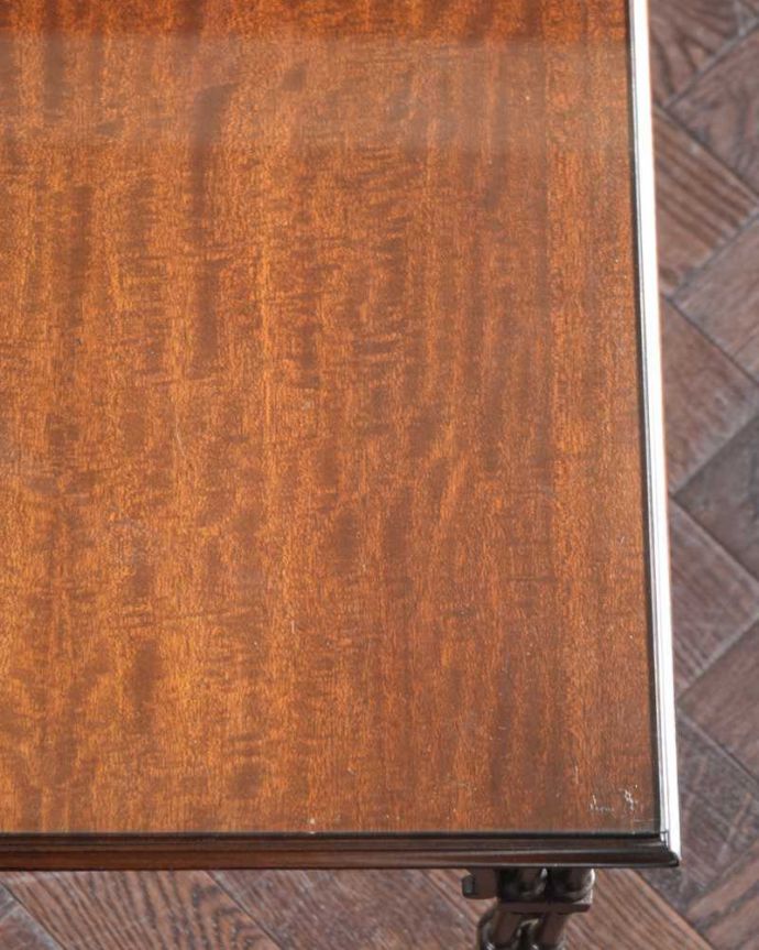 アンティークのテーブル　アンティーク家具　イギリスで見つけた珍しいバンブー脚のアンティークコーヒーテーブル（ガラス天板）。近づいて見てみると･･･アンティークはもちろん新品ではないので小さなキズや汚れはありますが、キレイにお直ししたので満足して頂ける自信があります！。(k-2634-f)