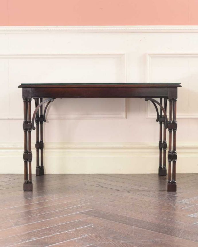 アンティークのテーブル　アンティーク家具　イギリスで見つけた珍しいバンブー脚のアンティークコーヒーテーブル（ガラス天板）。クルッと回転。(k-2634-f)