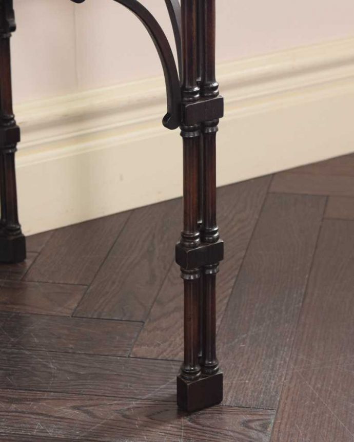 アンティークのテーブル　アンティーク家具　イギリスで見つけた珍しいバンブー脚のアンティークコーヒーテーブル（ガラス天板）。持ち上げなくても移動できます！Handleのアンティークは、脚の裏にフェルトキーパーをお付けしていますので、床を滑らせて簡単に移動する事が出来ます。(k-2634-f)