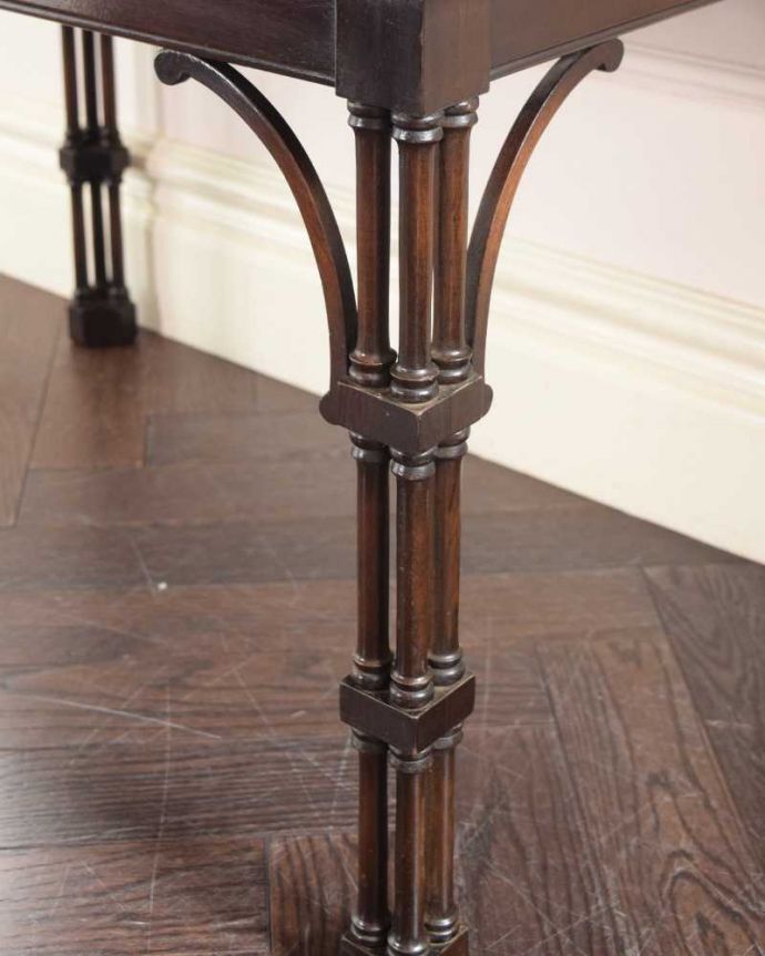 アンティークのテーブル　アンティーク家具　イギリスで見つけた珍しいバンブー脚のアンティークコーヒーテーブル（ガラス天板）。うっとりする美しさアンティークだから手に入る美しい彫。(k-2634-f)
