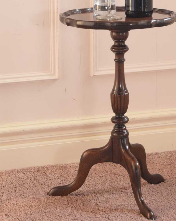 アンティークのテーブル　アンティーク家具　上から見た時のデザインがお花みたいで華やか、英国のアンティークワインテーブル。小さくてもアンティークの気品タップリ。(k-2635-f)