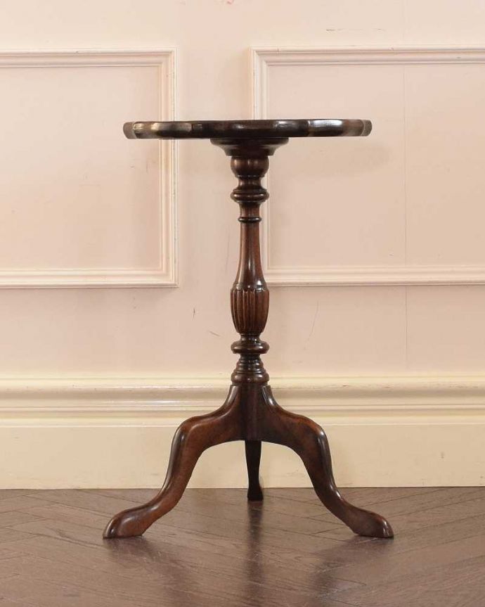 アンティークのテーブル　アンティーク家具　上から見た時のデザインがお花みたいで華やか、英国のアンティークワインテーブル。横から見ても優雅英国アンティークらしく横顔だって美しいんです。(k-2635-f)