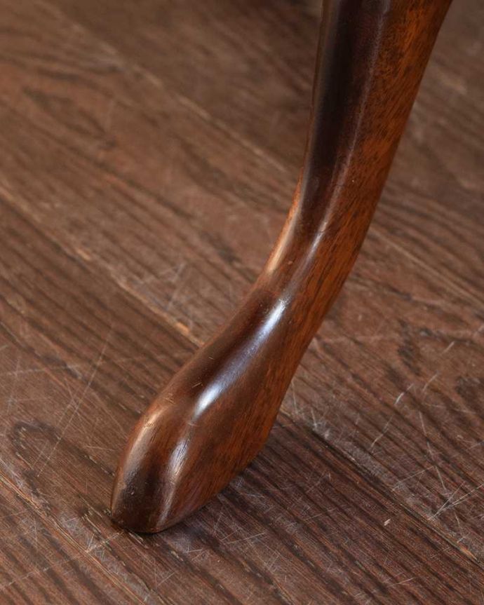 アンティークのテーブル　アンティーク家具　上から見た時のデザインがお花みたいで華やか、英国のアンティークワインテーブル。Handleの家具の脚の裏には･･･床にキズが付かないよう脚の裏にフェルトキーパーを付けてお届けしています。(k-2635-f)