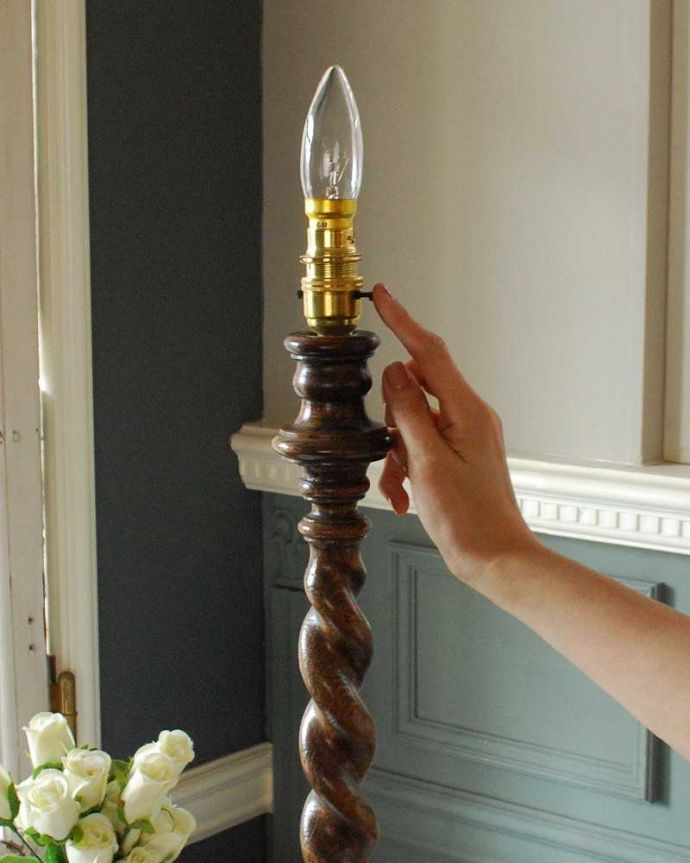 英国輸入のアンティーク照明、ツイストがキレイな木製のテーブルランプ