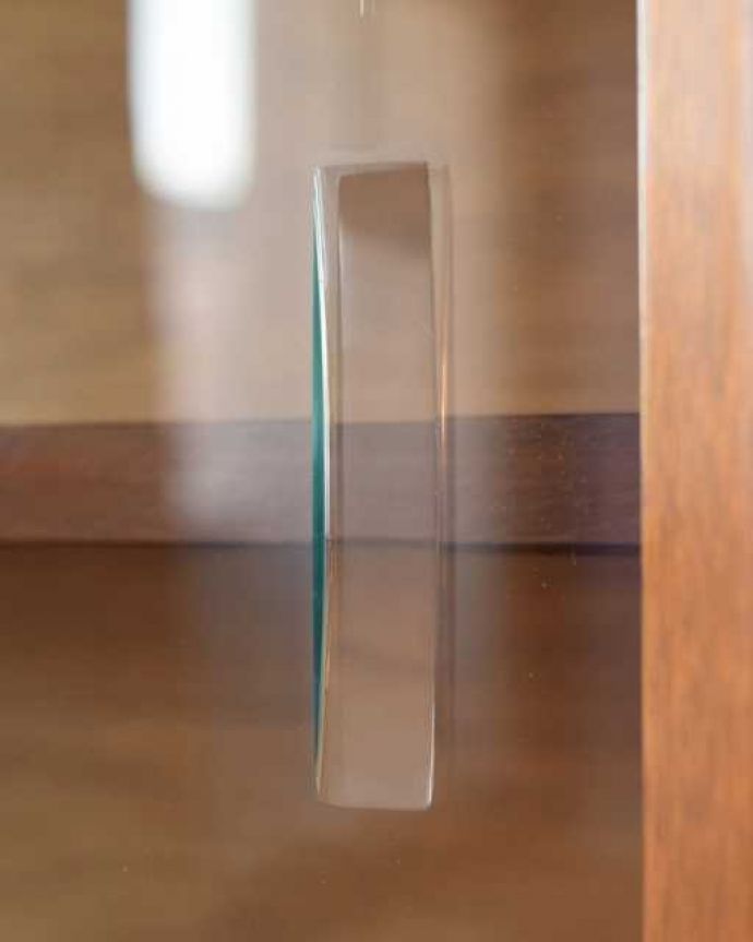 アンティークのキャビネット　アンティーク家具　スッキリとシンプルなフォルムがカッコいい引き戸タイプのガラスキャビネット。ガラス戸の取っ手引き戸のガラス戸の取っ手です。(k-2646k-f)