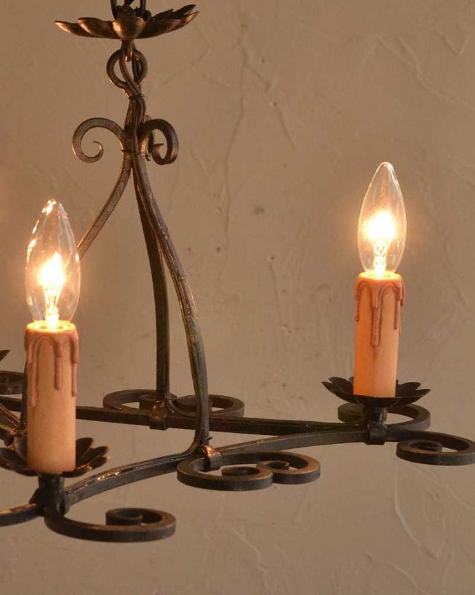 シャンデリア　照明・ライティング　フランスで見つけたアイアン製のアンティークシャンデリア（3灯タイプ）。。(k-2649-z)