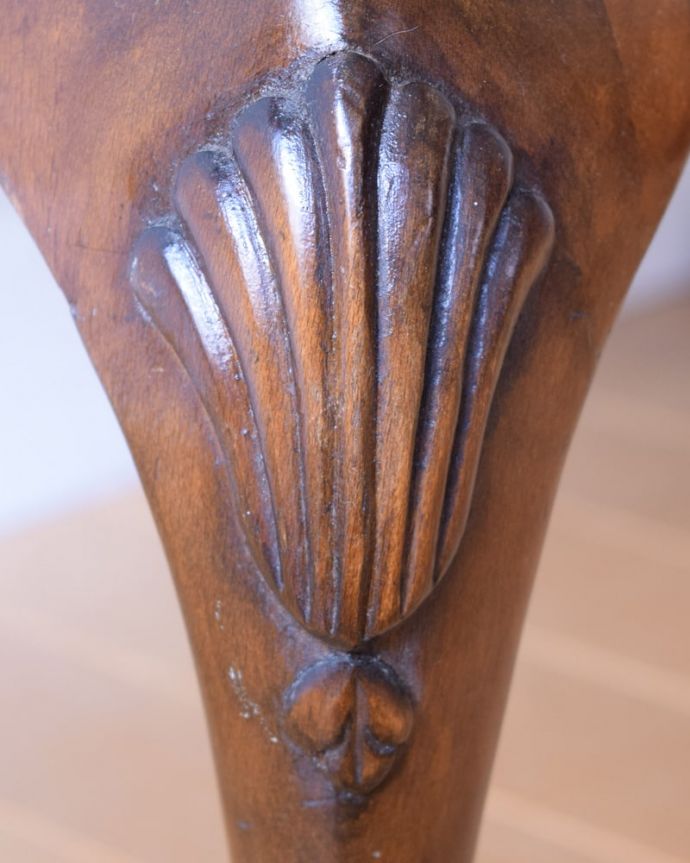 ビューロー　アンティーク家具　英国のアンティーク家具、木目の美しい猫脚のビューロー（ウォールナット材）。惚れ惚れしちゃう美しさこんなに堅い無垢材に一体どうやって彫ったんだろう？と不思議になるくらい細かい彫にうっとりです。(k-2651-f)