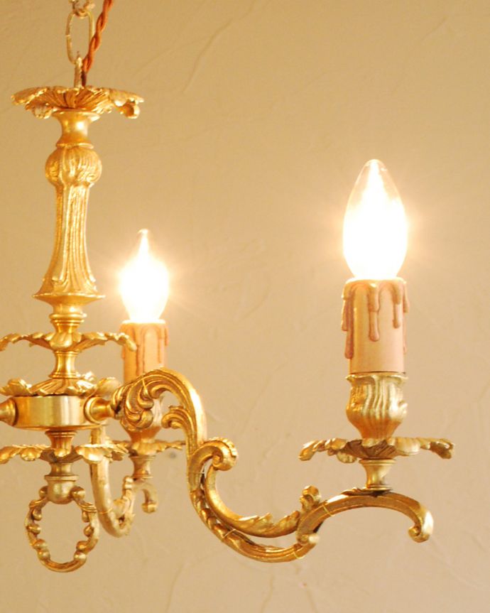 シャンデリア　照明・ライティング　イギリスアンティークの真鍮シャンデリア（3灯）。。(k-2652-z)