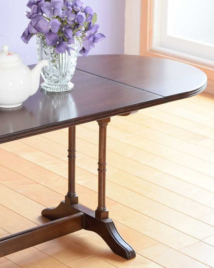 アンティークのテーブル　アンティーク家具　伸長式のめずらしいローテーブル、英国アンティークのローテーブル。英国アンティークらしい優雅な姿にうっとりアンティークらしいデザインの美しさ。(k-2653-f)