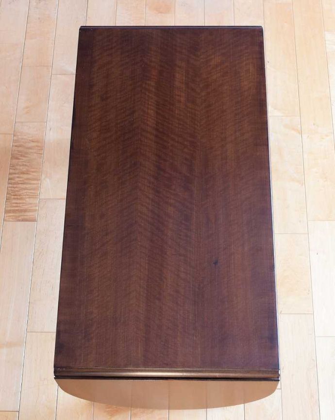 アンティークのテーブル　アンティーク家具　伸長式のめずらしいローテーブル、英国アンティークのローテーブル。畳むとこんなにスリムなサイズリーフを開く前はこんな形です。(k-2653-f)