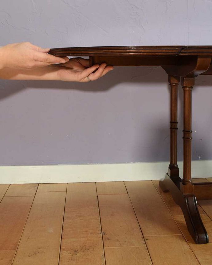 アンティークのテーブル　アンティーク家具　伸長式のめずらしいローテーブル、英国アンティークのローテーブル。あっという間にサイズ変更OK！天板を持ち上げてバーを出すだけで、簡単にサイズが変えれます。(k-2653-f)