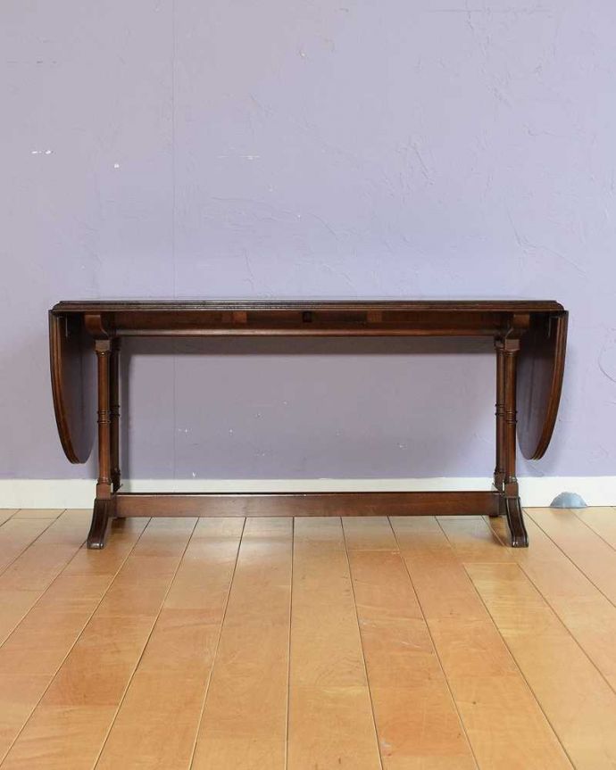 アンティークのテーブル　アンティーク家具　伸長式のめずらしいローテーブル、英国アンティークのローテーブル。リーフを畳むと･･･天板の両側のリーフを畳むと意外にコンパクト。(k-2653-f)