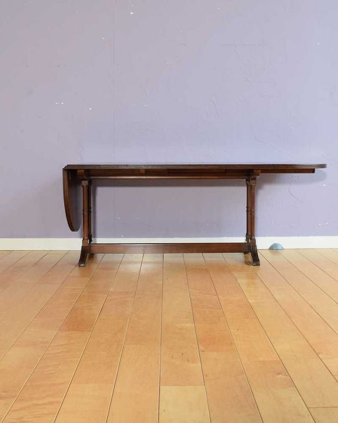 アンティークのテーブル　アンティーク家具　伸長式のめずらしいローテーブル、英国アンティークのローテーブル。片方だけ開いても使えます3WAYで使えるから、片側だけ開いた状態でもOK。(k-2653-f)