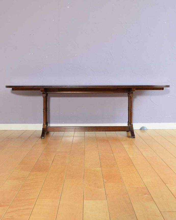 アンティークのテーブル　アンティーク家具　伸長式のめずらしいローテーブル、英国アンティークのローテーブル。両方開いて広々と左右のリーフを開けばゆったりサイズ。(k-2653-f)
