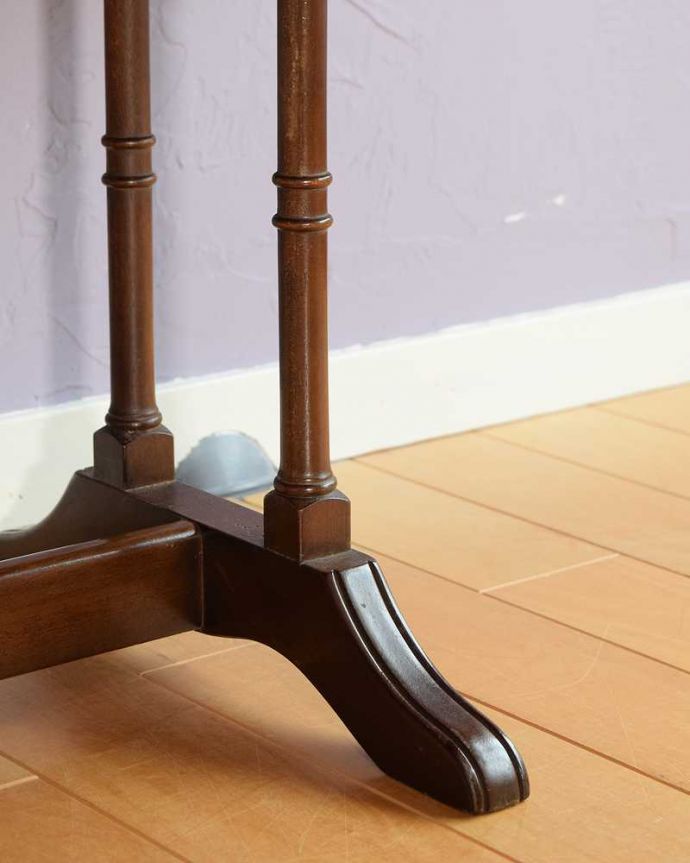 アンティークのテーブル　アンティーク家具　伸長式のめずらしいローテーブル、英国アンティークのローテーブル。女性1人でラクラク運べちゃうんですキャスター付きの脚。(k-2653-f)
