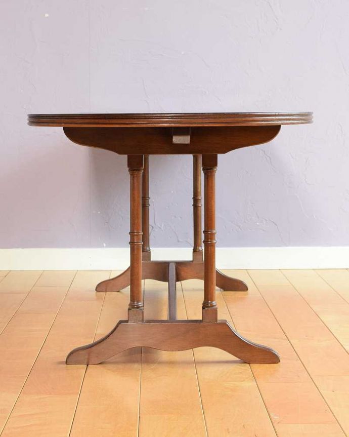 アンティークのテーブル　アンティーク家具　伸長式のめずらしいローテーブル、英国アンティークのローテーブル。横から見てもステキ脚元のデザインは、横から見ると、より美しさが分かります。(k-2653-f)