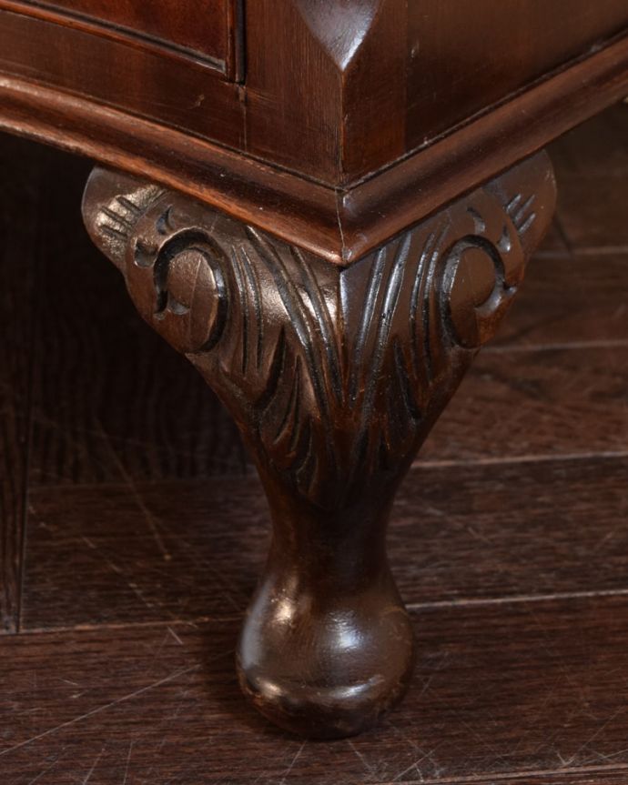 アンティークのチェスト　アンティーク家具　英国で出会った美しいアンティーク家具、チェストオブドロワーズ（4段）。うっとりする美しさアンティークだから手に入る美しい彫。(k-2654-f)