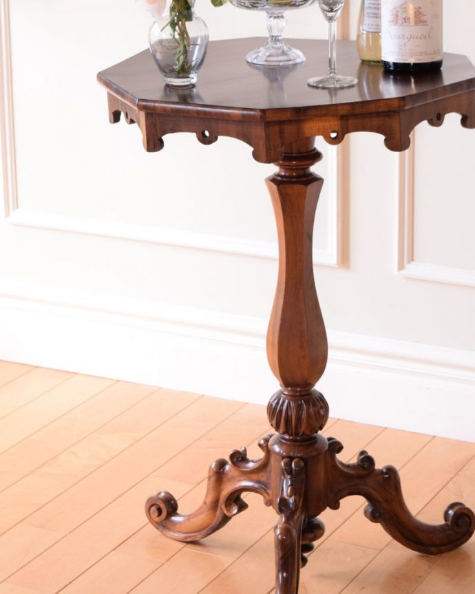 アンティークのテーブル　アンティーク家具　1910年代の装飾の美しいアンティークトライポットテーブル。安定感のあるトライポッドの脚先が3つに分かれているデザインのトライボッド。(k-2660-f)