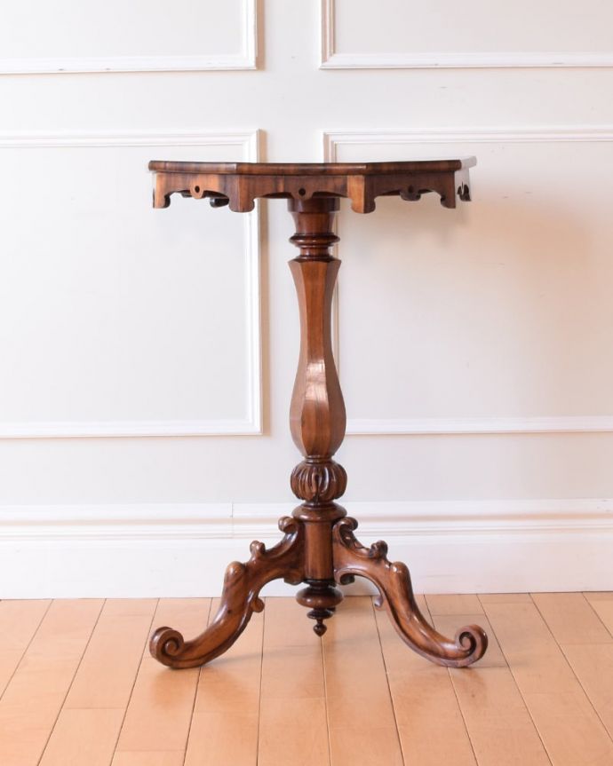 アンティークのテーブル　アンティーク家具　1910年代の装飾の美しいアンティークトライポットテーブル。横から見ても素敵もちろん、横から見ても素敵なんです。(k-2660-f)