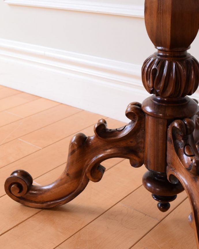 アンティークのテーブル　アンティーク家具　1910年代の装飾の美しいアンティークトライポットテーブル。脚先には･･･Handleのアンティークは脚の裏にフェルトキーパーを付けています。(k-2660-f)