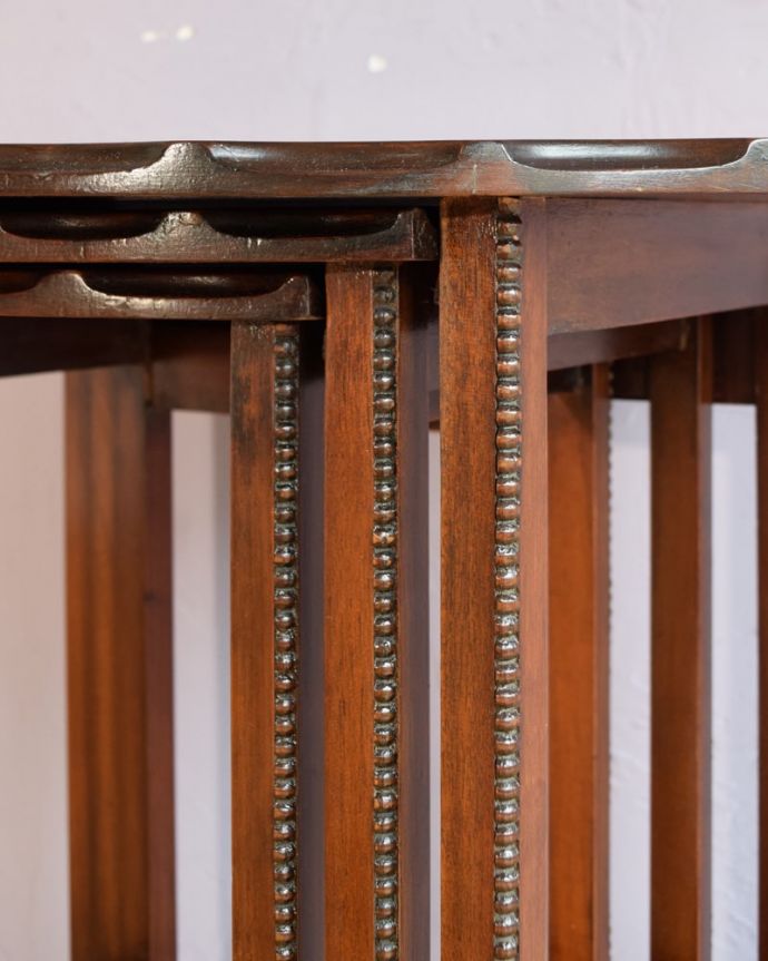 アンティークのテーブル　アンティーク家具　英国のアンティーク家具、３台セットの美しい天板のネストテーブル。いろんな場所にこだわり彫のデザインもいろいろです。(k-2661-f)