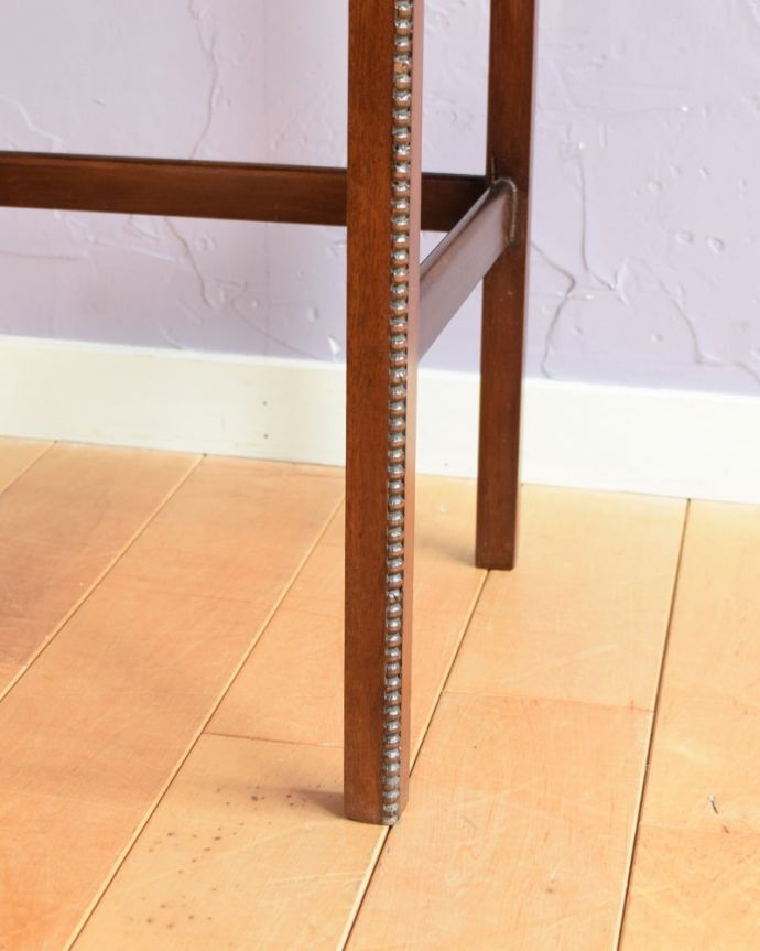 アンティークのテーブル　アンティーク家具　英国のアンティーク家具、３台セットの美しい天板のネストテーブル。持ち上げなくても移動できます！Handleのアンティークは、脚の裏にフェルトキーパーをお付けしていますので、床を滑らせてれば移動が簡単です。(k-2661-f)