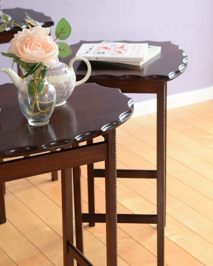 アンティークのテーブル　アンティーク家具　英国のアンティーク家具、３台セットの美しい天板のネストテーブル。一緒でも、バラバラでも使い方は自由自在のアンティーク。(k-2661-f)