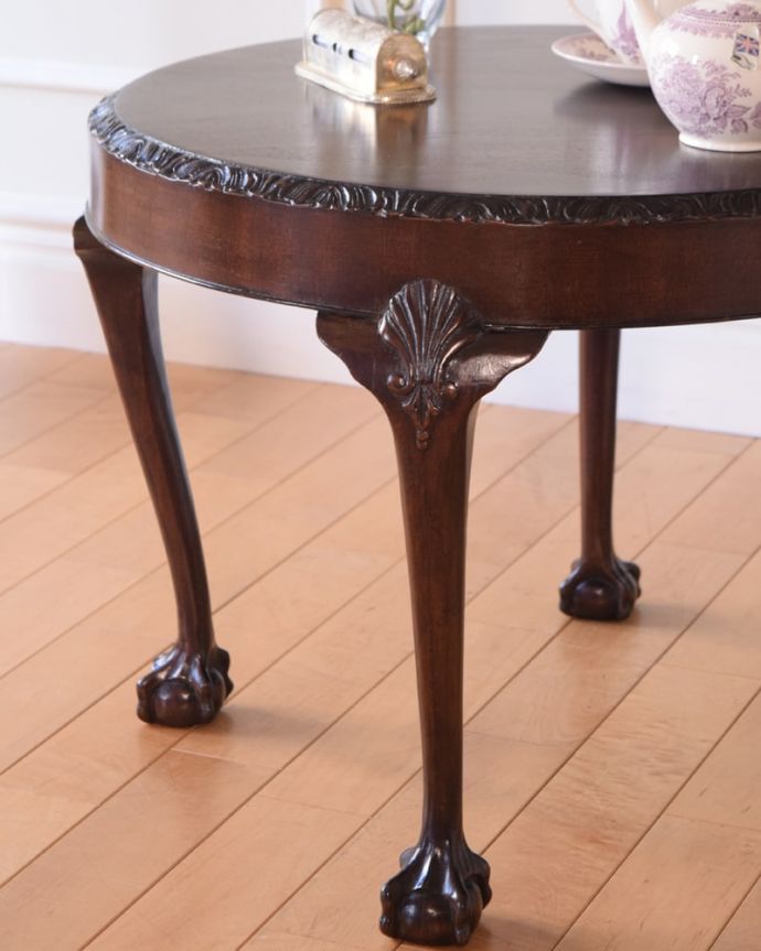 アンティークのテーブル　アンティーク家具　英国のアンティーク家具、クロウ＆ボウル脚のカッコいいコーヒーテーブル。英国らしいデザインのうつくしさにうっとり･･･脚のデザインだけ見ても、アンティークらしさが感じられるんです。(k-2664-f)