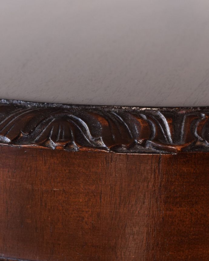 アンティークのテーブル　アンティーク家具　英国のアンティーク家具、クロウ＆ボウル脚のカッコいいコーヒーテーブル。惚れ惚れしちゃう美しさこんなに堅い無垢材に一体どうやって彫ったんだろう？と不思議になるくらい細かい彫にうっとりです。(k-2664-f)