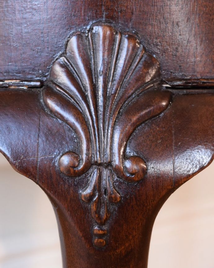 アンティークのテーブル　アンティーク家具　英国のアンティーク家具、クロウ＆ボウル脚のカッコいいコーヒーテーブル。うっとりする美しさアンティークだから手に入る美しい彫。(k-2664-f)