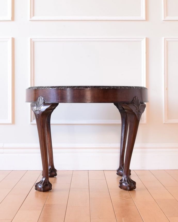 アンティークのテーブル　アンティーク家具　英国のアンティーク家具、クロウ＆ボウル脚のカッコいいコーヒーテーブル。横から見た姿もステキ横から見るとこんな感じ。(k-2664-f)