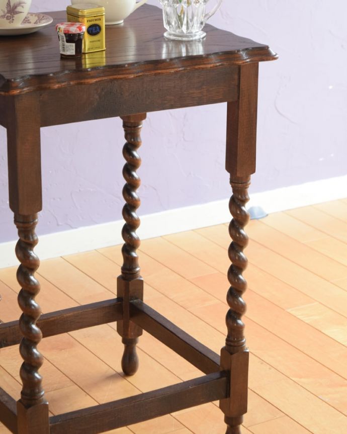アンティークのテーブル　アンティーク家具　英国から到着したアンティーク家具、ツイスト脚のオケージョナルテーブル 。間違いなし！英国アンティーク定番のデザインクルックルッとしなやかに巻かれた女性らしいデザインが印象的なツイスト脚。(k-2665-f)