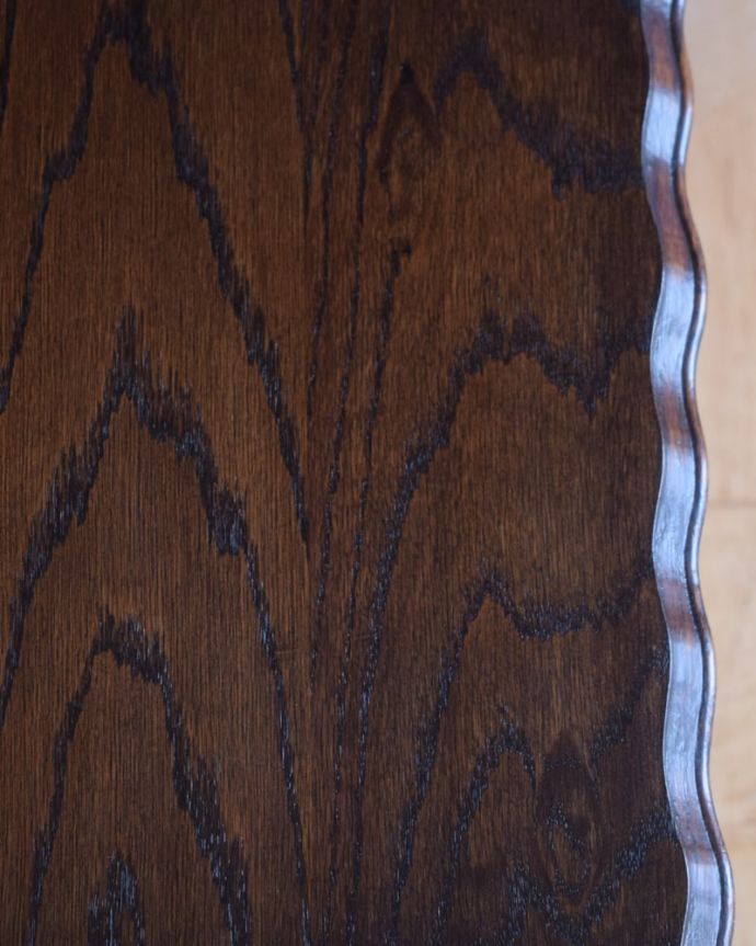アンティークのテーブル　アンティーク家具　英国から到着したアンティーク家具、ツイスト脚のオケージョナルテーブル 。近づいて見てみると･･･天板を見てみるとこんな感じです。(k-2665-f)