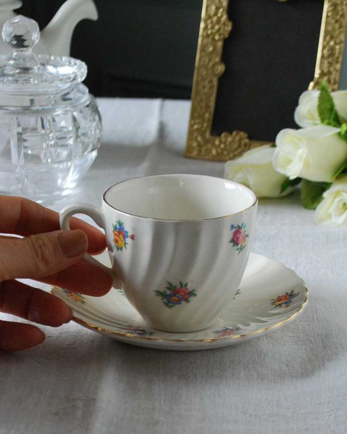 アンティーク 陶磁器の雑貨　アンティーク雑貨　可愛い小さなお花が散りばめられたアンティークカップ＆ソーサー。お茶の時間をもっと優雅に･･･眺めているだけじゃもったいないので、実用的に使って下さい。(k-2665-z)