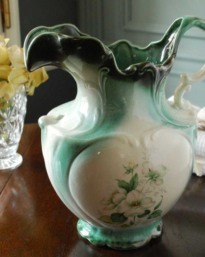 アンティーク 陶磁器の雑貨　アンティーク雑貨　深いグリーンが美しい、白いお花模様がキレイなイギリス輸入のアンティークジャグ。お花を飾ったり、キッチンツールを収納したり、ガーデニングやお部屋のお洒落なアクセントにピッタリ。(k-2667-z)
