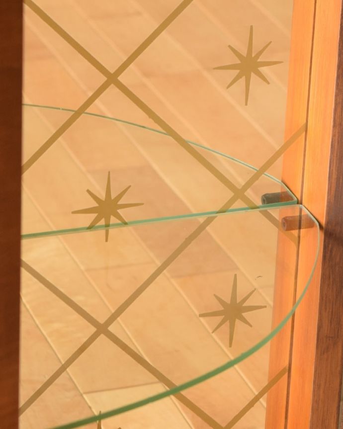 アンティークのキャビネット　アンティーク家具　英国で見つけたミラーバックの美しいガラスキャビネット、ウォルナット材のアンティーク家具。ミラーにも模様がついています背板のミラーにも美しい模様が入っているのでお部屋を華やかにしてくれます。(k-2668-f)
