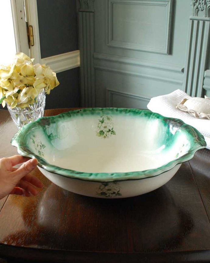アンティーク 陶磁器の雑貨　アンティーク雑貨　深いグリーンが美しい、白いお花模様がキレイなイギリス輸入のアンティークボウル（手洗い鉢）。アンティークならではの風合いにうっとり。(k-2668-z)