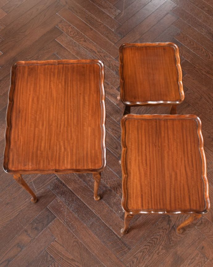 アンティークのテーブル　アンティーク家具　英国のアンティーク家具、美しい脚、天板のネストテーブル（３台セット）。3つを並べて上から見てみましょう大中小3つを並べてみると、こんな感じです。(k-2669-f)