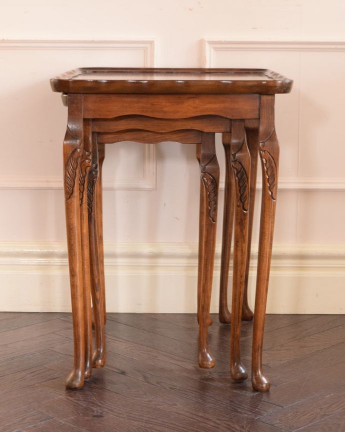 アンティークのテーブル　アンティーク家具　英国のアンティーク家具、美しい脚、天板のネストテーブル（３台セット）。横から見てみると･･･お揃いの脚が3つがキレイに重なって、とっても美しい横顔。(k-2669-f)