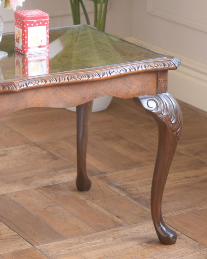アンティークのテーブル　アンティーク家具　美しい木目のアンティーク家具、ガラストップの優雅なコーヒーテーブル。英国らしく凝った彫りの入った脚脚だけを見ても、アンティークらしさが感じられる凝った彫。(k-2672-f)